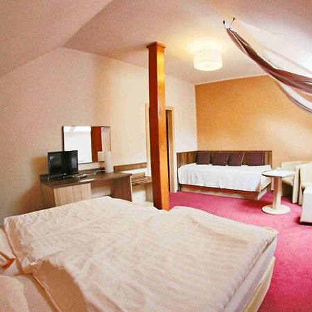 Hotel Koruna Karlstejn Bagian luar foto