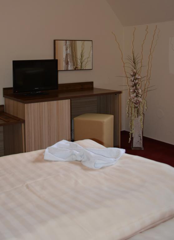 Hotel Koruna Karlstejn Ruang foto