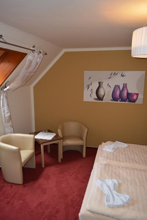 Hotel Koruna Karlstejn Ruang foto