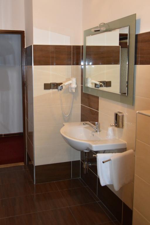 Hotel Koruna Karlstejn Ruang foto