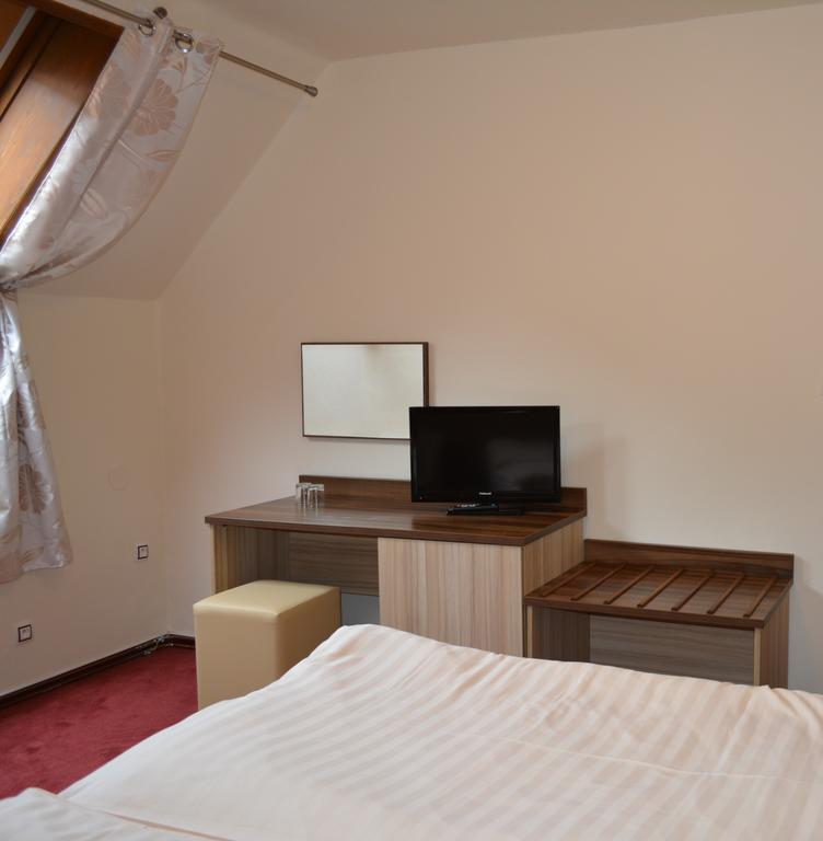 Hotel Koruna Karlstejn Ruang foto