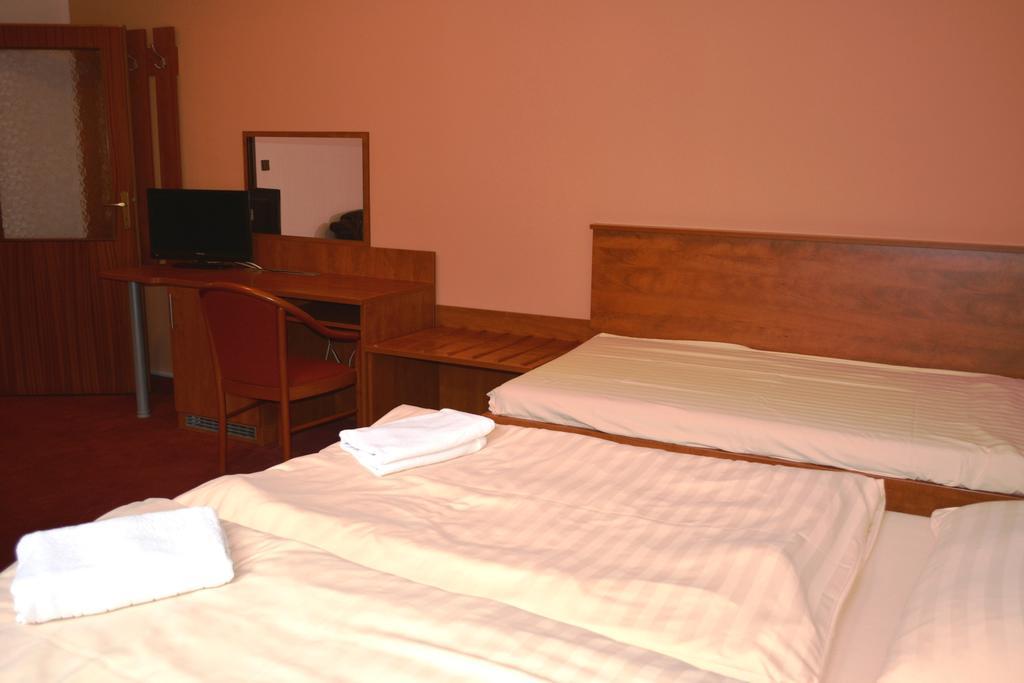 Hotel Koruna Karlstejn Bagian luar foto