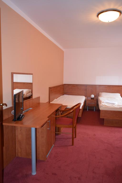 Hotel Koruna Karlstejn Ruang foto
