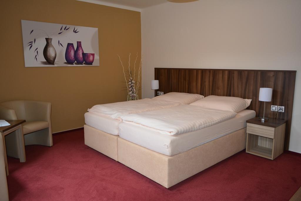 Hotel Koruna Karlstejn Ruang foto