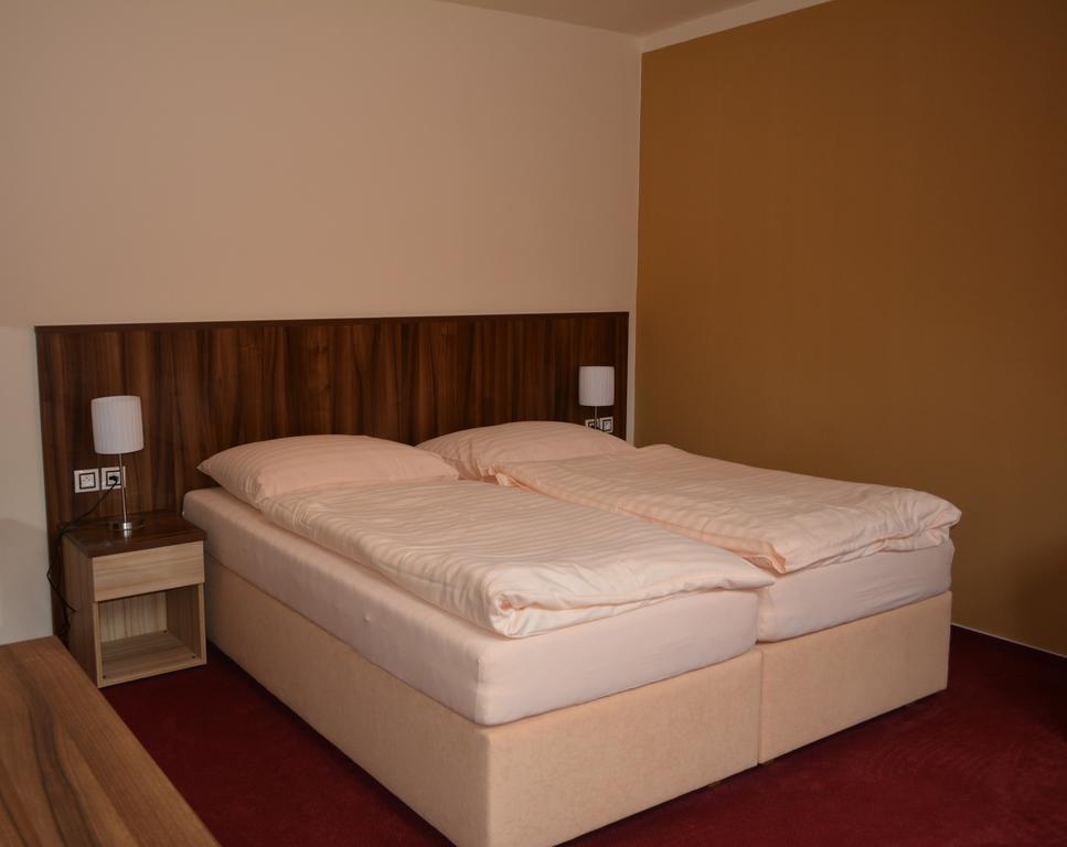 Hotel Koruna Karlstejn Ruang foto