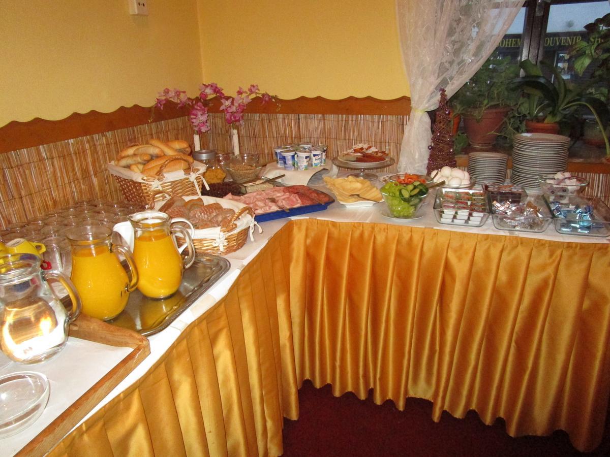 Hotel Koruna Karlstejn Bagian luar foto