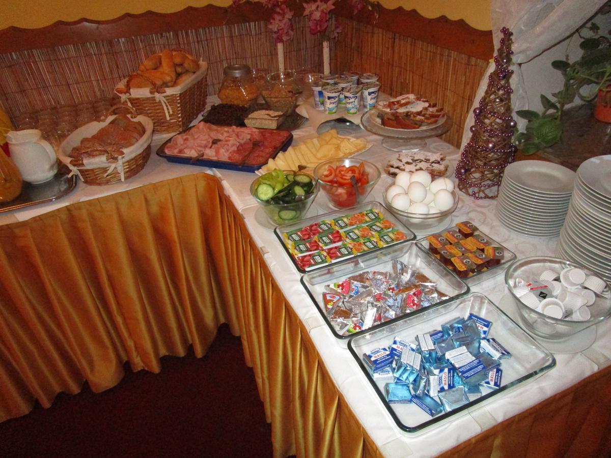 Hotel Koruna Karlstejn Bagian luar foto