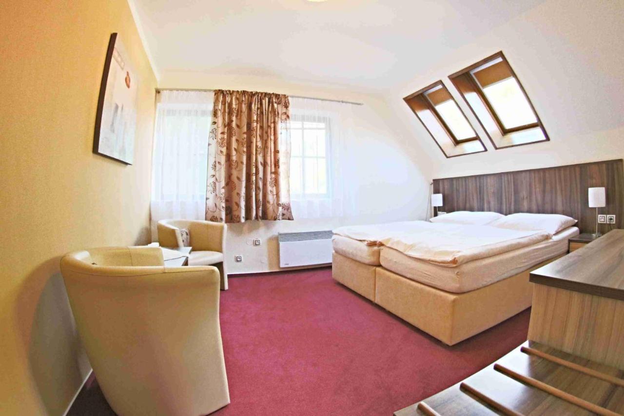 Hotel Koruna Karlstejn Bagian luar foto