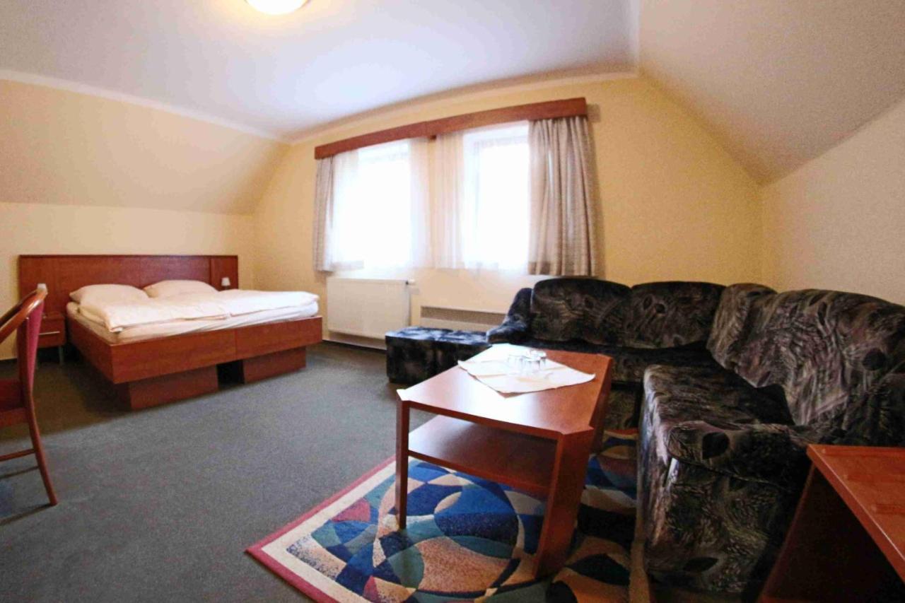 Hotel Koruna Karlstejn Bagian luar foto