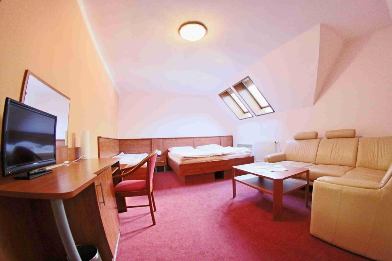 Hotel Koruna Karlstejn Bagian luar foto