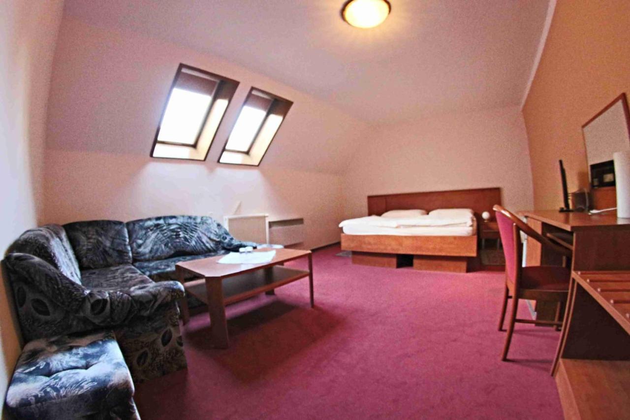 Hotel Koruna Karlstejn Bagian luar foto