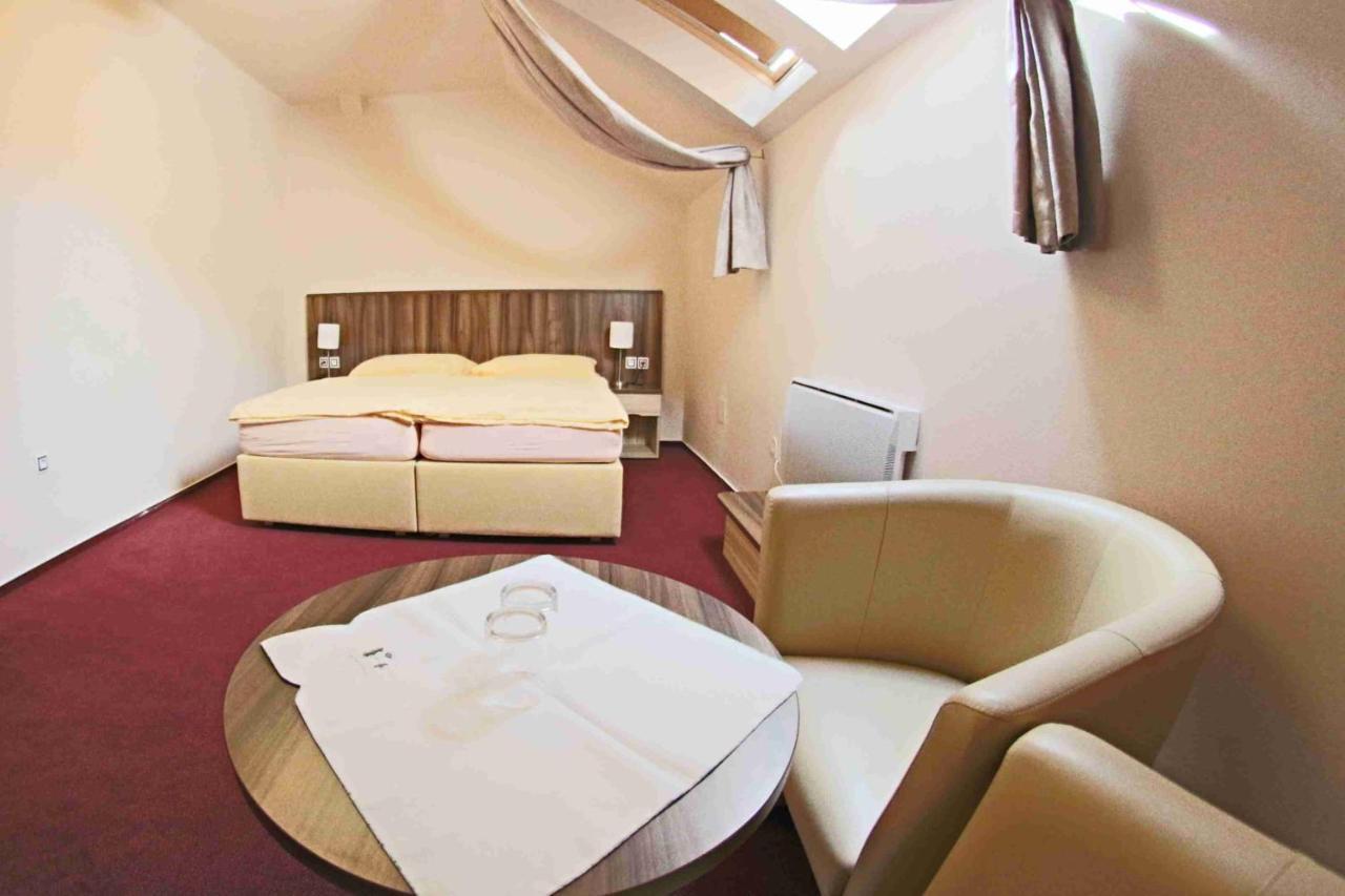 Hotel Koruna Karlstejn Bagian luar foto