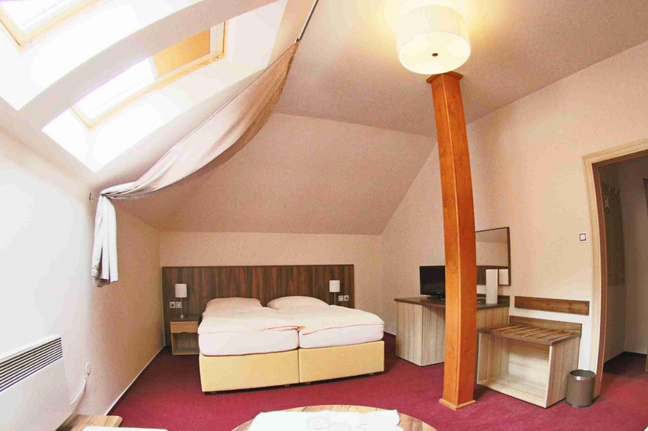 Hotel Koruna Karlstejn Bagian luar foto
