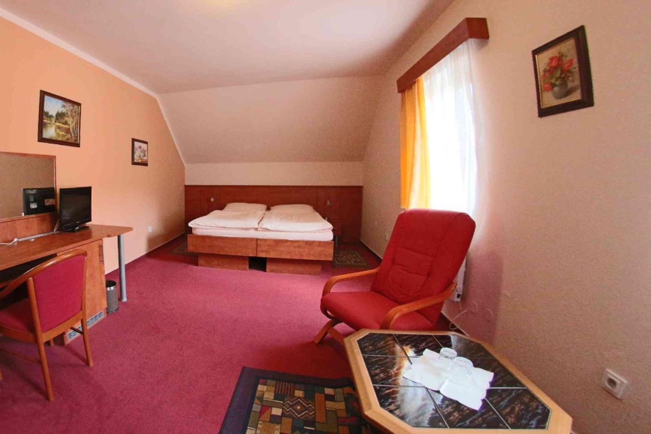 Hotel Koruna Karlstejn Bagian luar foto
