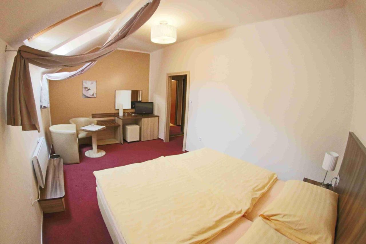 Hotel Koruna Karlstejn Bagian luar foto