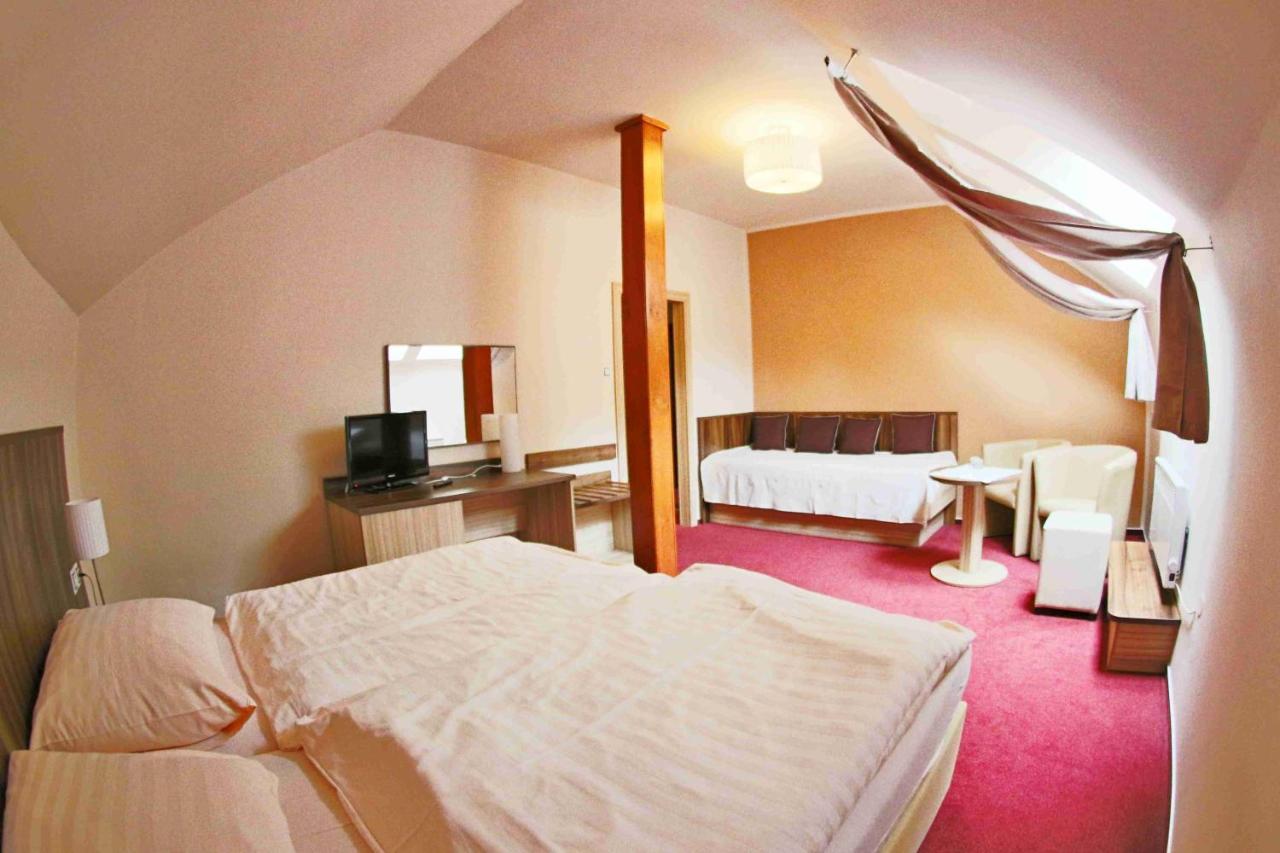 Hotel Koruna Karlstejn Bagian luar foto